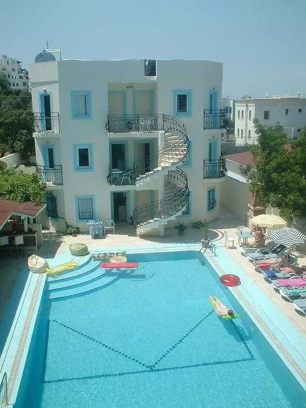 Merve Apartments, Your Home From Home In Central Bodrum, Street Cats Frequent The Property, Not All Apartments Have Balconies , Ground Floor Have Terrace With Table And Chairs Turcja