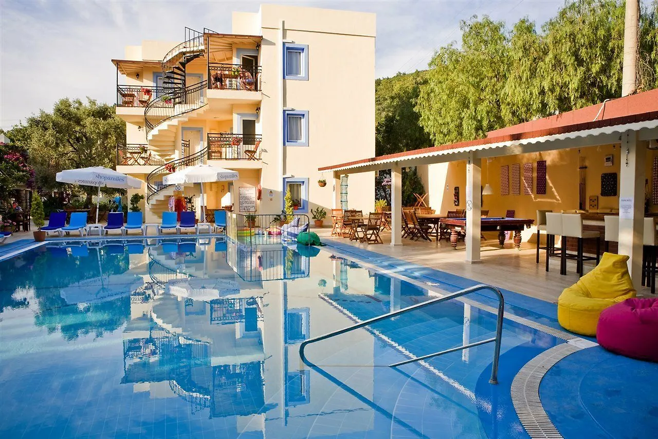 Hotel apartamentowy Merve Apartments, Your Home From Home In Central Bodrum, Street Cats Frequent The Property, Not All Apartments Have Balconies , Ground Floor Have Terrace With Table And Chairs